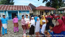 KADES tanjung Ilir berikan bantuan melalui dana pribadi kepada ibu ibu lanjut usia di halaman kantor camat tabir 