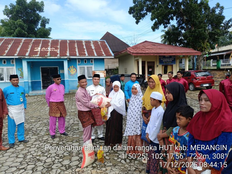 KADES tanjung Ilir berikan bantuan melalui dana pribadi kepada ibu ibu lanjut usia di halaman kantor camat tabir 
