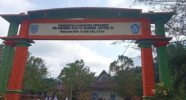 Tampak Poto gerbang sekolah SD 302/VI Bungo antoi Tabir Selatan 