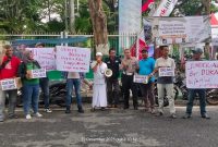 Pengurus FP3TI, Forum NGO Madura, dan Aliansi Wartawan Pamekasan saat melakukan penggalangan dana kemanusiaan di kawasan Arek Lancor, Pamekasan, untuk membantu korban banjir di sejumlah daerah.