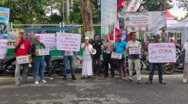 Pengurus FP3TI, Forum NGO Madura, dan Aliansi Wartawan Pamekasan saat melakukan penggalangan dana kemanusiaan di kawasan Arek Lancor, Pamekasan, untuk membantu korban banjir di sejumlah daerah.