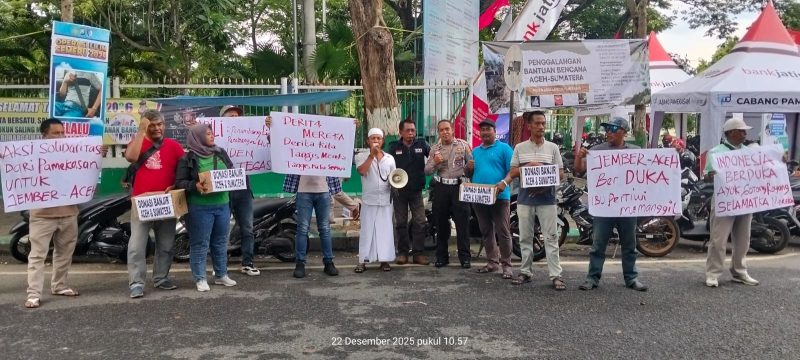Pengurus FP3TI, Forum NGO Madura, dan Aliansi Wartawan Pamekasan saat melakukan penggalangan dana kemanusiaan di kawasan Arek Lancor, Pamekasan, untuk membantu korban banjir di sejumlah daerah.