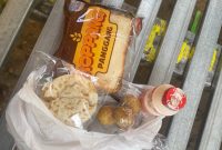 Menu MBG untuk siswa di Banyupelle diantaranya sebungkus roti, yakult, kripik tempe dan 4 buah klengkeng dikemas plastik