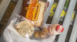 Menu MBG untuk siswa di Banyupelle diantaranya sebungkus roti, yakult, kripik tempe dan 4 buah klengkeng dikemas plastik