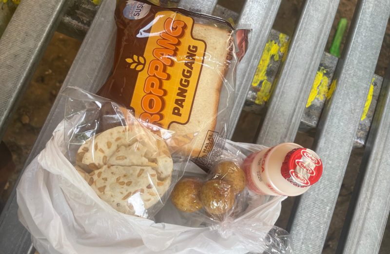 Menu MBG untuk siswa di Banyupelle diantaranya sebungkus roti, yakult, kripik tempe dan 4 buah klengkeng dikemas plastik