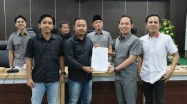 Aktivis LP3 saat melakukan audiensi ke Komisi II DPRD Pamekasan