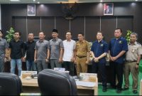 Foto bersama Aktivis LP3, Anggota Komisi II DPRD Pamekasan, Perwakilan DPMPTSP, DPRKP, DKPP, Dinkes, Disperindag, Inspektorat, Satpol PP hingga Kantor Bea Cukai Madura.