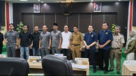 Foto bersama Aktivis LP3, Anggota Komisi II DPRD Pamekasan, Perwakilan DPMPTSP, DPRKP, DKPP, Dinkes, Disperindag, Inspektorat, Satpol PP hingga Kantor Bea Cukai Madura.