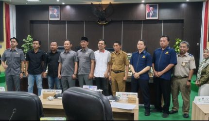 Foto bersama Aktivis LP3, Anggota Komisi II DPRD Pamekasan, Perwakilan DPMPTSP, DPRKP, DKPP, Dinkes, Disperindag, Inspektorat, Satpol PP hingga Kantor Bea Cukai Madura.