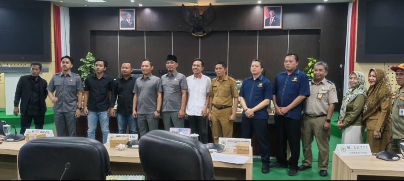 Foto bersama Aktivis LP3, Anggota Komisi II DPRD Pamekasan, Perwakilan DPMPTSP, DPRKP, DKPP, Dinkes, Disperindag, Inspektorat, Satpol PP hingga Kantor Bea Cukai Madura.