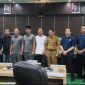 Foto bersama Aktivis LP3, Anggota Komisi II DPRD Pamekasan, Perwakilan DPMPTSP, DPRKP, DKPP, Dinkes, Disperindag, Inspektorat, Satpol PP hingga Kantor Bea Cukai Madura.
