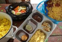 Menu MBG yang ditinggal oleh siswa SDN Bujur Timur 02 Kec. Batumarmar Pamekasan, dikumpulkan dan dijadikan pakan ternak