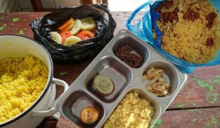 Menu MBG yang ditinggal oleh siswa SDN Bujur Timur 02 Kec. Batumarmar Pamekasan, dikumpulkan dan dijadikan pakan ternak