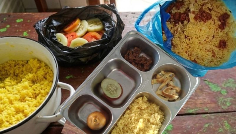 Menu MBG yang ditinggal oleh siswa SDN Bujur Timur 02 Kec. Batumarmar Pamekasan, dikumpulkan dan dijadikan pakan ternak