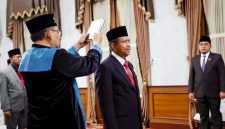 Drs. Taufikurrachman dilantik sebagai Pj Sekda Pamekasan di Peringgitan dalam rumah dinas Bupati, Kamis (11/12/2025).