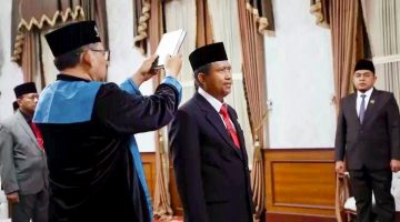 Drs. Taufikurrachman dilantik sebagai Pj Sekda Pamekasan di Peringgitan dalam rumah dinas Bupati, Kamis (11/12/2025).