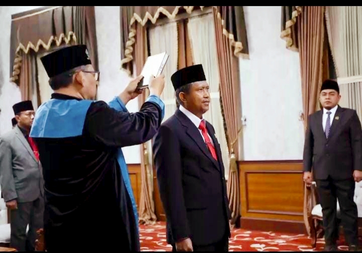 Drs. Taufikurrachman dilantik sebagai Pj Sekda Pamekasan di Peringgitan dalam rumah dinas Bupati, Kamis (11/12/2025).