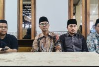 Pengasuh Ponpes Sumber Bungur beserta Kepala Sekolah saat klarifikasi soal berita yang sebelumnya viral
