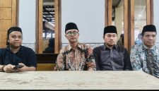 Pengasuh Ponpes Sumber Bungur beserta Kepala Sekolah saat klarifikasi soal berita yang sebelumnya viral