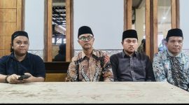 Pengasuh Ponpes Sumber Bungur beserta Kepala Sekolah saat klarifikasi soal berita yang sebelumnya viral