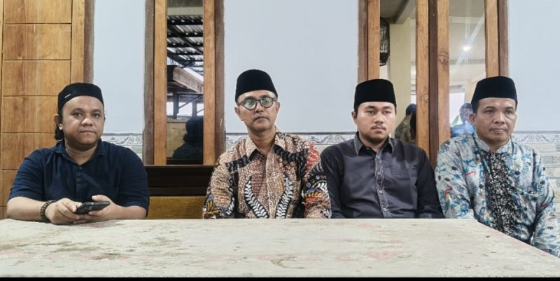 Pengasuh Ponpes Sumber Bungur beserta Kepala Sekolah saat klarifikasi soal berita yang sebelumnya viral