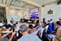 Forum Wartawan Pamekasan (FWP) menggelar FGD mengurai DTSEN di Kafe Manifesco, Desa Jalmak, Kecamatan Pamekasan, Senin (15/12/2025).