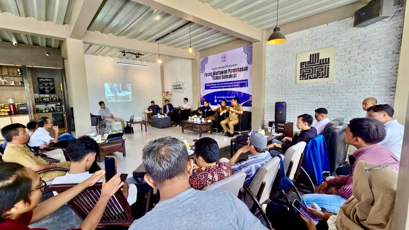 Forum Wartawan Pamekasan (FWP) menggelar FGD mengurai DTSEN di Kafe Manifesco, Desa Jalmak, Kecamatan Pamekasan, Senin (15/12/2025).