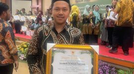 Ir. RK. Abd. Majid Ahmad Madani, S.Pt., M.Sc., IPP. saat menerima Anugerah Eco Pesantren Kategori Pratama pada ajang Jatim Environment Community Award 2025 di Graha Wisata Surabaya.