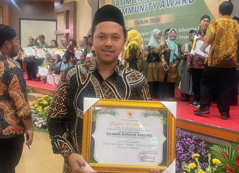 Ir. RK. Abd. Majid Ahmad Madani, S.Pt., M.Sc., IPP. saat menerima Anugerah Eco Pesantren Kategori Pratama pada ajang Jatim Environment Community Award 2025 di Graha Wisata Surabaya.