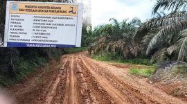 Poto ruas jalan ulak makan kota raja tampak mulai kerusakan baru dibangun tahun 2025