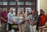 Bupati Merangin serah bantu banjir 