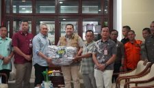 Bupati Merangin serah bantu banjir