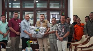 Bupati Merangin serah bantu banjir 