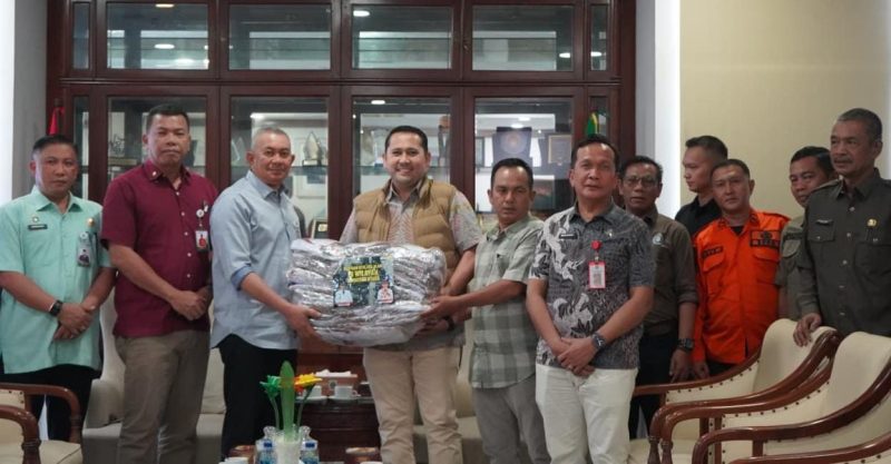 Bupati Merangin serah bantu banjir 