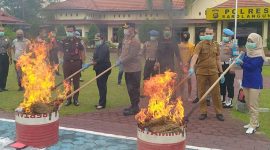 Barang bukti dibakar 