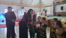 Ketua PPK Merangin serah perhargaan