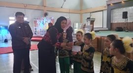 Ketua PPK Merangin serah perhargaan 