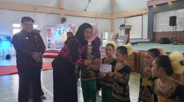 Ketua PPK Merangin serah perhargaan 