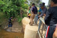 Warga saat berupaya memperbaiki DAM yang Jebol. (ARD)