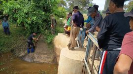 Warga saat berupaya memperbaiki DAM yang Jebol. (ARD)