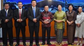 Gubernur Jambi bersama pengurus gereja 