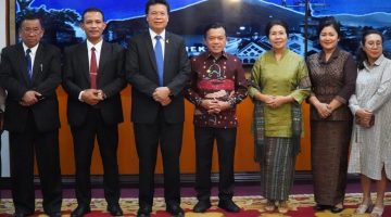 Gubernur Jambi bersama pengurus gereja 