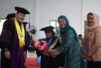 Bupati Merangin dan ketua PPK wisuda lansia 