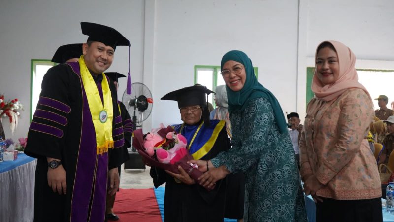Bupati Merangin dan ketua PPK wisuda lansia 