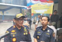 Kepala Bea Cukai Madura, Novian Dermawan didampingi Andru.