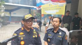 Kepala Bea Cukai Madura, Novian Dermawan didampingi Andru.