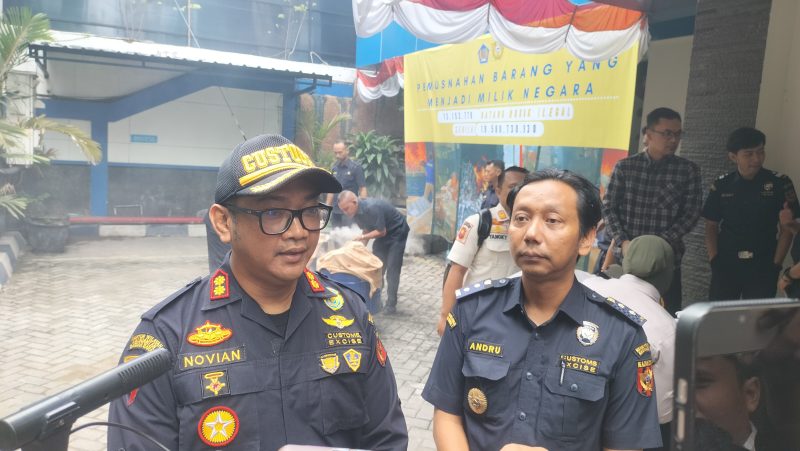 Kepala Bea Cukai Madura, Novian Dermawan didampingi Andru.