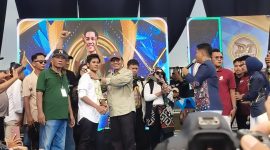 Ribuan warga memadati Stadion Gelora Madura Ratu Pamellingan saat konser penyambutan Ach. Valen Akbar, Juara Dua Dangdut Academy 7 Indosiar, Kamis (1/1/2026).