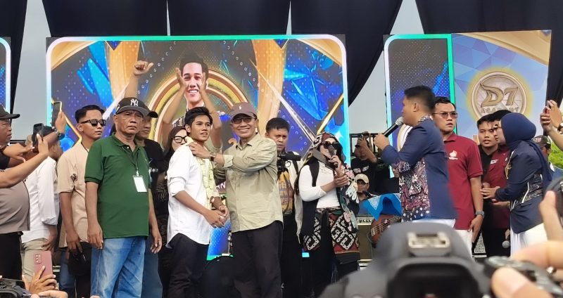 Ribuan warga memadati Stadion Gelora Madura Ratu Pamellingan saat konser penyambutan Ach. Valen Akbar, Juara Dua Dangdut Academy 7 Indosiar, Kamis (1/1/2026).