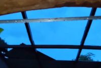 Kondisi rumah warga di Dusun Soloh Dajah, Desa Murtajih, Kecamatan Pademawu, Pamekasan, yang mengalami kerusakan parah pada bagian atap akibat hujan deras disertai angin kencang, Kamis (8/1/2026).